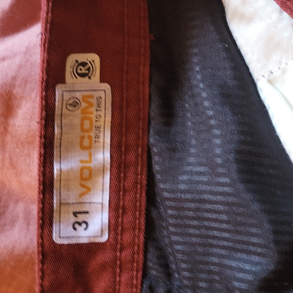 Volcom mens 31 shorts,worn once maroon - Picture 2 of 3
